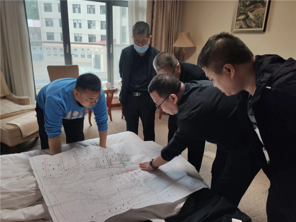 山東科技大學(xué)實(shí)用礦山壓力研究中心主任石永奎教授、郝建博士應(yīng)邀赴龍煤雙鴨山礦業(yè)集團(tuán)進(jìn)行技術(shù)交流