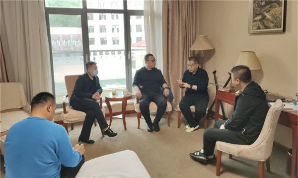 山東科技大學(xué)實(shí)用礦山壓力研究中心主任石永奎教授、郝建博士應(yīng)邀赴龍煤雙鴨山礦業(yè)集團(tuán)進(jìn)行技術(shù)交流
